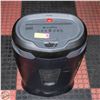 Image 1 : STAPLES PAPER SHREDDER