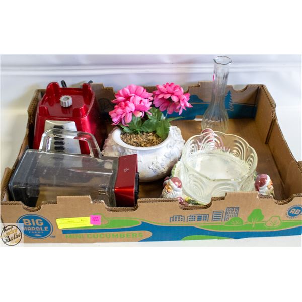 GLASS BLENDER & DECORATION LOT