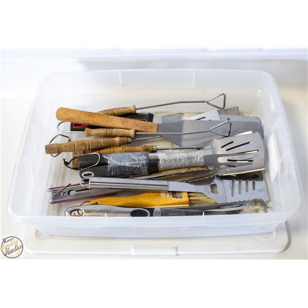 RUBBERMAID TOTE & BBQ TOOLS