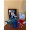 Image 1 : Decorative Glassware, Ceramic Rooster, and Artwork