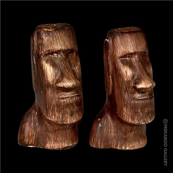 TRADER DICK'S BROWN MOAI SALT & PEPPER SHAKERS w/ AN ORIG. OMC STICKER.