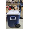 Image 2 : Rubbermaid Rolling Cooler