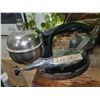 Image 2 : 4 Vintage Cast Iron Irons with Wood and Metal Handles