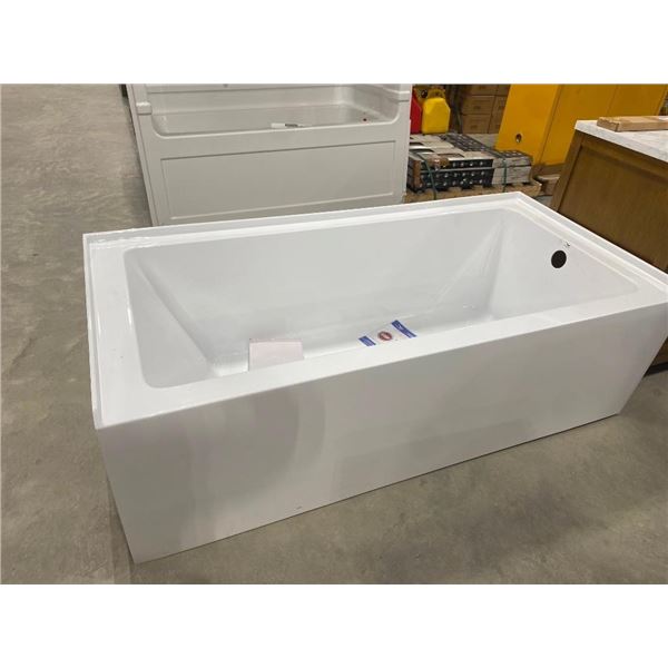 5FT MAXX BATHTUB- CORNER IS CHIPPED