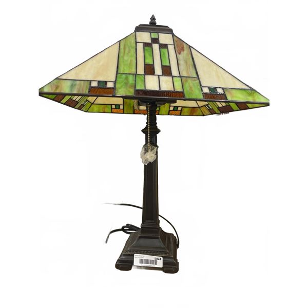 Tiffany-style stained glass table lamp