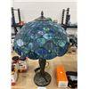 Image 2 : Tiffany-style stained glass table lamp