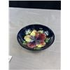 Image 4 : Vintage Moorcroft Pottery Bowl in Hibiscus Pattern 5.5" Diameter 2" Tall