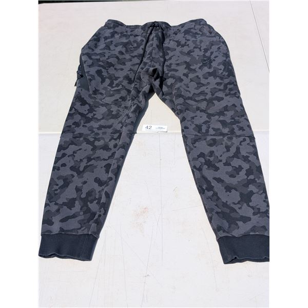 Nike Sportswear Tech Fleece Joggers Camo size M
