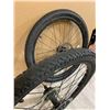 Image 10 : Lot of 2 Bicycle Tires & Rims