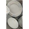 Image 3 : Porcelain Dinnerware Set with Floral Pattern, 28 Pieces