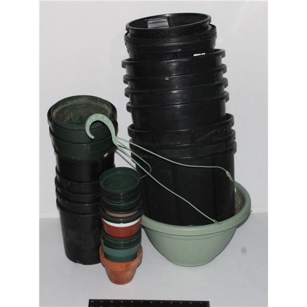 LOT OF PLANTER POTS
