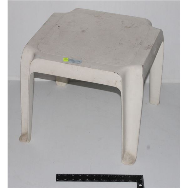 RUBBERMAID GARDEN STOOL