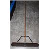Image 1 : LARGE PUSH BROOM