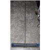 Image 1 : LARGE PUSH BROOM