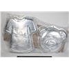 Image 1 : WILTON TEDDY BEAR CAKE PAN & T-SHIRT BAKE PAN