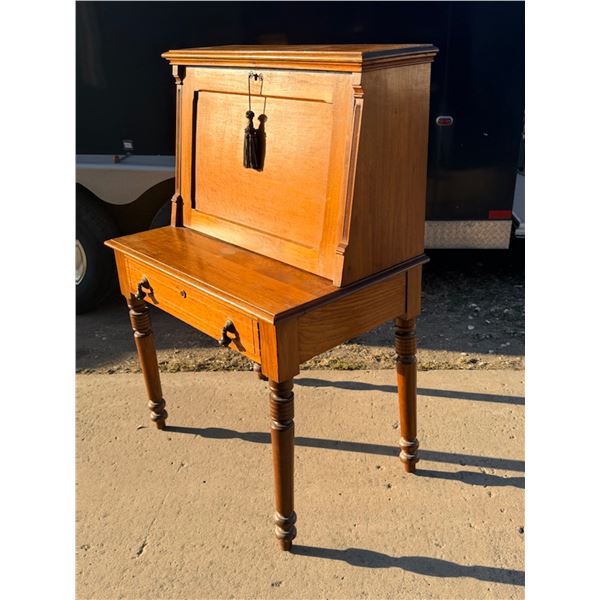 FALL-FRONT DESK LID THAT OPENS TO REVEAL AN INTERIOR ORGANIZATION AREA FOR WRITING MATERIALS