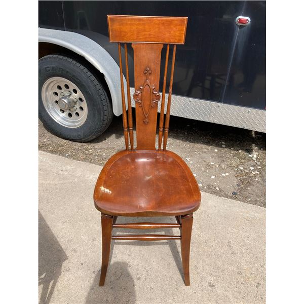 ANTIQUE AMERICAN CARVED OAK SPINDLE BACK SIDE CHAIR, LIKELY DATING FROM THE EARLY 20TH CENTURY