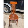 Image 1 : ANTIQUE AMERICAN CARVED OAK SPINDLE BACK SIDE CHAIR, LIKELY DATING FROM THE EARLY 20TH CENTURY