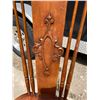 Image 3 : ANTIQUE AMERICAN CARVED OAK SPINDLE BACK SIDE CHAIR, LIKELY DATING FROM THE EARLY 20TH CENTURY