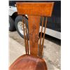 Image 4 : ANTIQUE AMERICAN CARVED OAK SPINDLE BACK SIDE CHAIR, LIKELY DATING FROM THE EARLY 20TH CENTURY