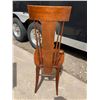 Image 5 : ANTIQUE AMERICAN CARVED OAK SPINDLE BACK SIDE CHAIR, LIKELY DATING FROM THE EARLY 20TH CENTURY