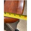Image 8 : ANTIQUE AMERICAN CARVED OAK SPINDLE BACK SIDE CHAIR, LIKELY DATING FROM THE EARLY 20TH CENTURY