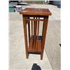 Image 11 : STAND AND BOOKSHELF