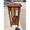 Image 13 : STAND AND BOOKSHELF