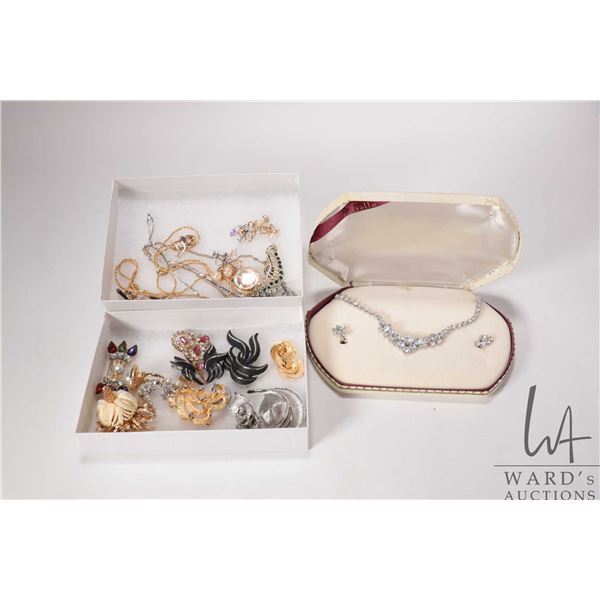 Selection of vintage and collectible jewellery including Boucher broock, rhinestone brooches, earrin