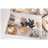 Image 4 : Selection of vintage and collectible jewellery including Boucher broock, rhinestone brooches, earrin
