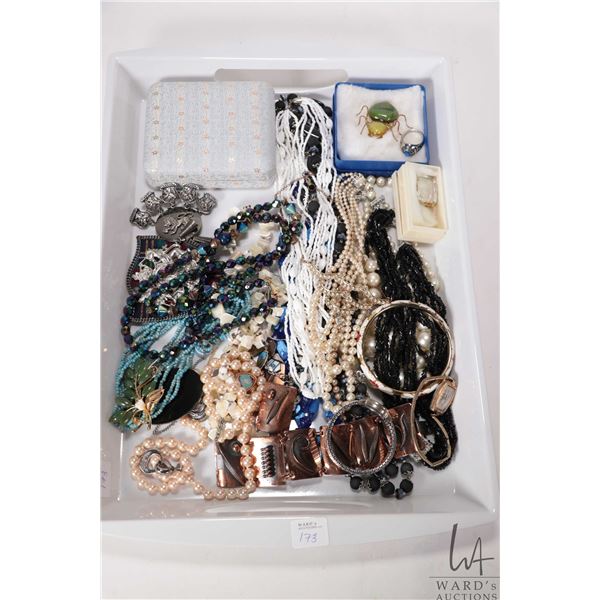 Tray lot of vintage and collectible jewellery including boxed jewellery set, beaded necklaces, brooc