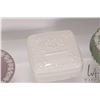 Image 3 : Tray lot of vintage Wedgwood collectibles including Queensware trinket box and matching ashtrays, th