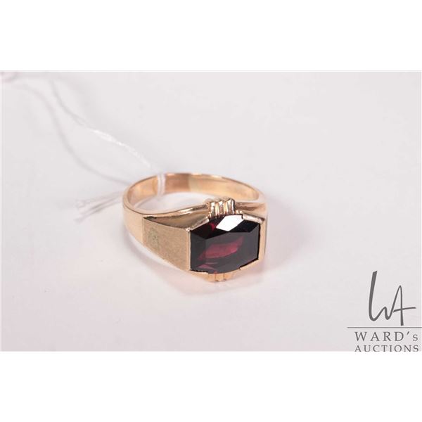 Gent's 10kt yellow gold ring set with cushion cut Rhodolite garnet cushion shaped 5.50ct gemstone. R