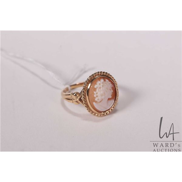 10kt yellow gold cameo ring, size 6.75