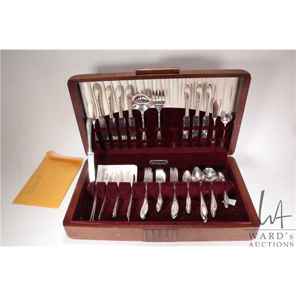 Wooden canteen of Oneida Community Lady Hamilton silverplate flatware including eight dinner knives,