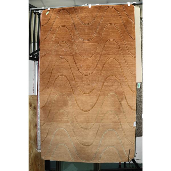 Wool carpet with shiny viscose highlights in shades in variegated wave pattern, 59" X 95"