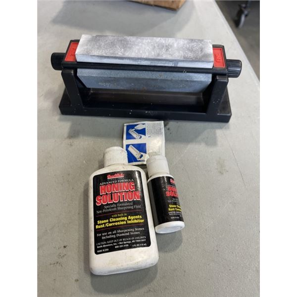 ROTATING HONING STONE AND HONING FLUID