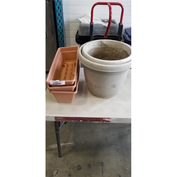 6 PLASTIC PLANTER POTS