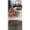 Image 1 : 6 PLASTIC PLANTER POTS