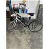 Image 1 : WHITE AND BLACK BIKE