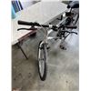 Image 2 : WHITE AND BLACK BIKE