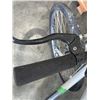 Image 3 : WHITE AND BLACK BIKE