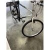 Image 5 : WHITE AND BLACK BIKE