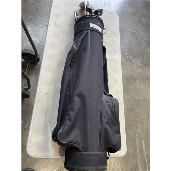 SET OF ASSORTED GOLF CLUBS AND GOLF BAG