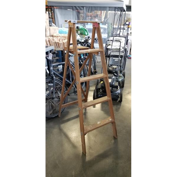WOOD A FRAME LADDER, 5 FOOT