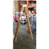 Image 3 : WOOD A FRAME LADDER, 5 FOOT