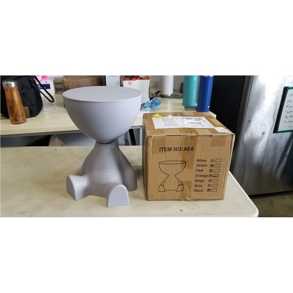 2 PLASTIC KIDS SIDE TABLES. ASSORTED COLORS