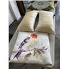 Image 5 : LOT OF WICKER BASKETS AND THROW PILLOWS