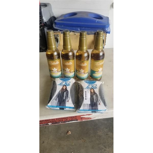 4 BOTTLES OF DOLCELLA GOURMET SYRUP, VANILLA FLAVOR AND 2 LE PRO DELUXE ALL PURPOSE CAPES