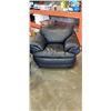 Image 9 : 3pc BLACK LEATHER SOFA SET, NO RIPS OR TEARS, INCLUDES SOFA, LOVESEAT AND CHAIR